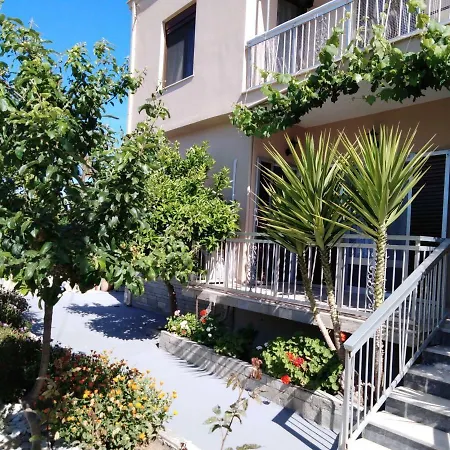 Sofia's Garden Apartment *